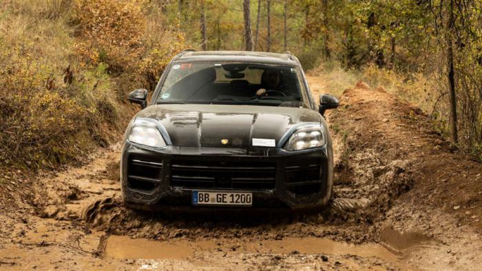 Τα πρωτότυπα της ανανεωμένης Cayenne συνεχίζουν τις δοκιμές εξέλιξης. 